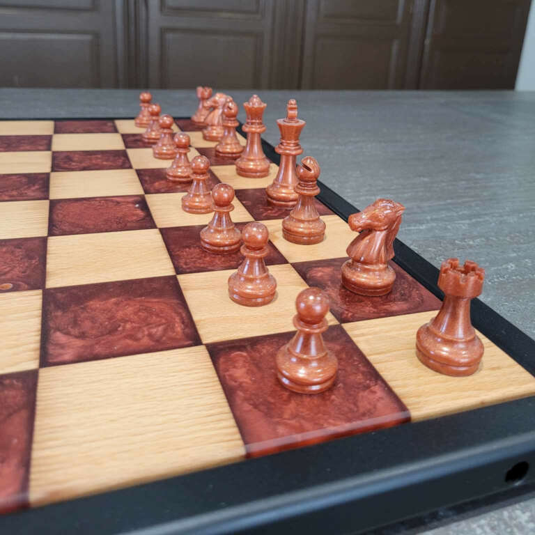 Zoom sur les pièces résines de l'échiquier marron