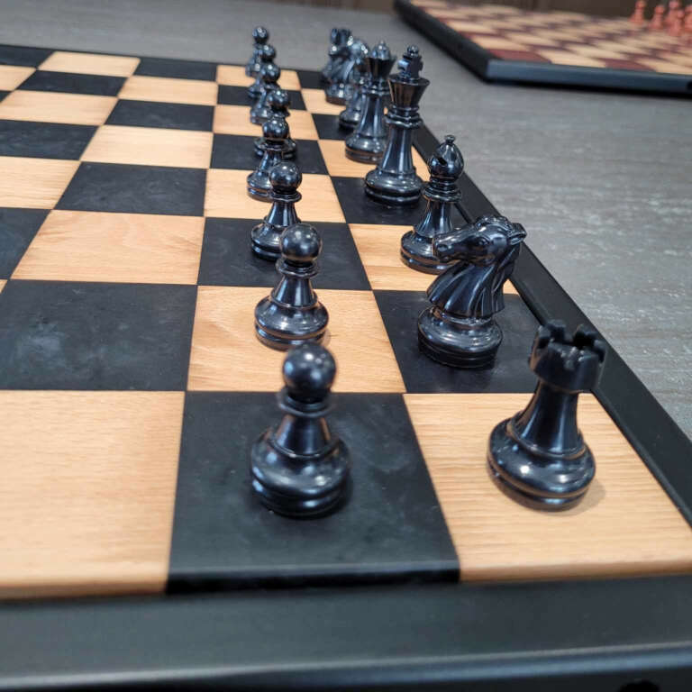 Zoom sur les pièces résines de l'échiquier noir