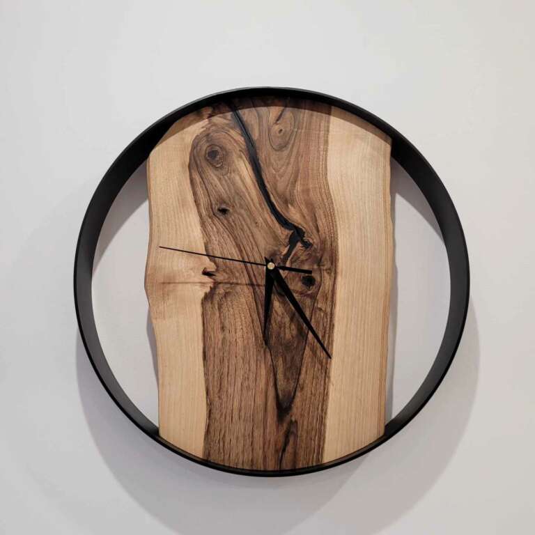 Horloge en bois clair