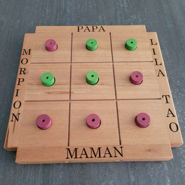 Jeu du morpion avec ses 9 pièces roses et vertes