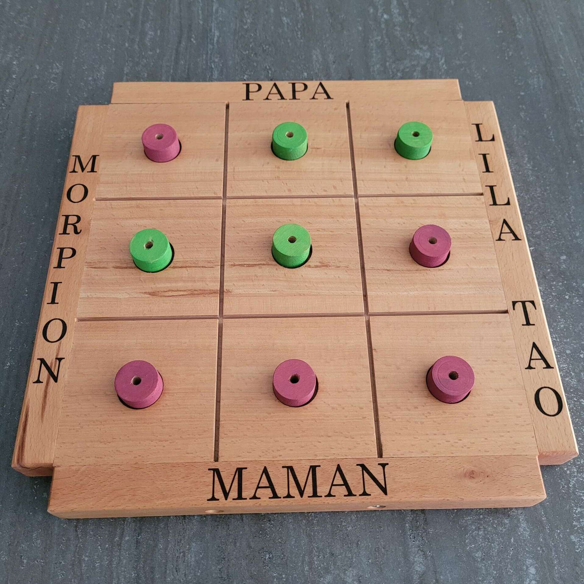 Jeu du morpion avec ses 9 pièces roses et vertes