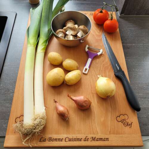 Planche à débord vue du dessous avec poireaux couteaux et autres légumes