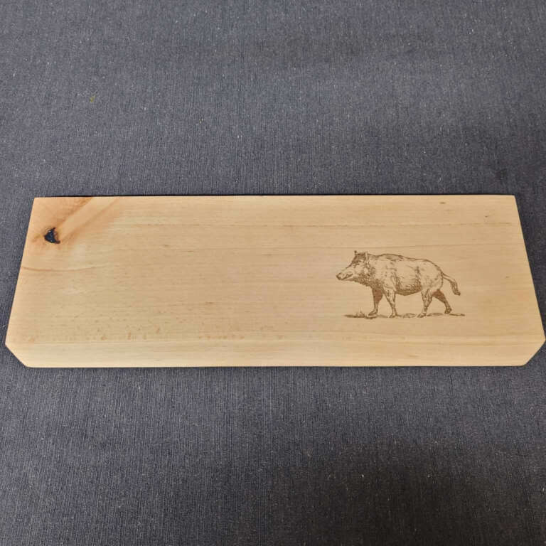 Planche à tapas avec un sanglier gravé