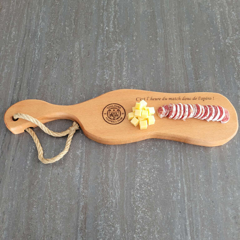 Planche apéro petit format avec saucisson et dés de fromage