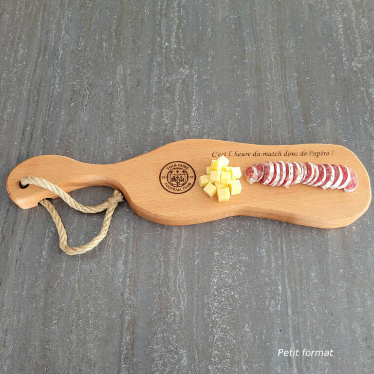 Planche apéro petit format avec saucisson et dés de fromage