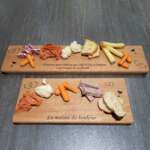 Deux planches à tapas garnies de légumes et charcuteries