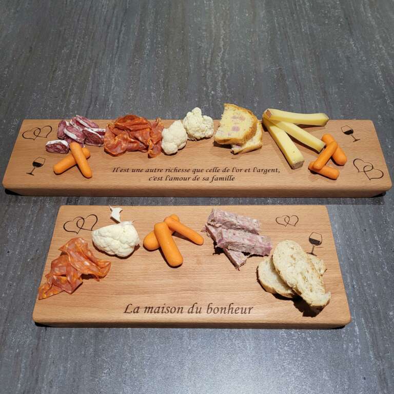 Deux planches à tapas garnies de légumes et charcuteries