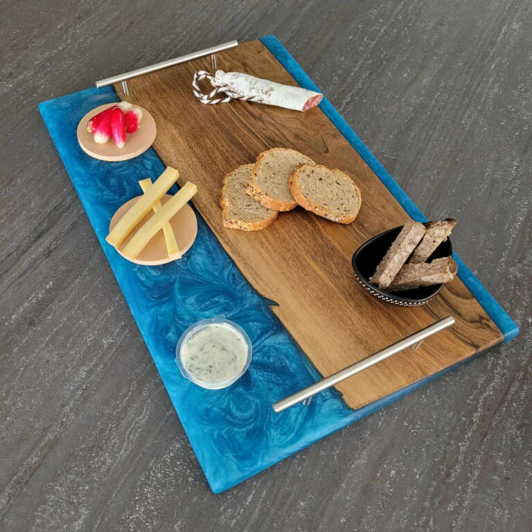 Plateau de présentation bleu avec pain et gâteaux apéros