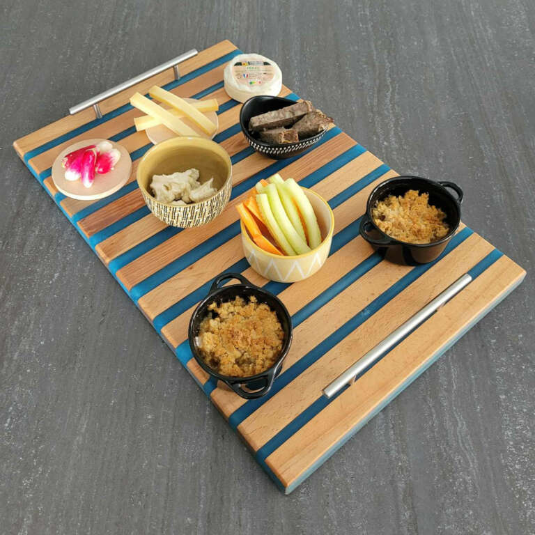 Plateau de présentation à rayures bleues avec gâteaux apéros et crumbles