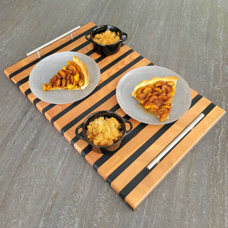 Plateau présentation à rayures noires avec tarte et crumble mirabelles