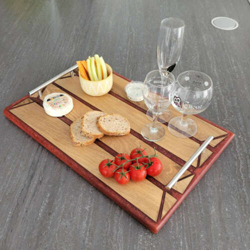 Plateau présentation rouge avec verres et gâteaux apéros