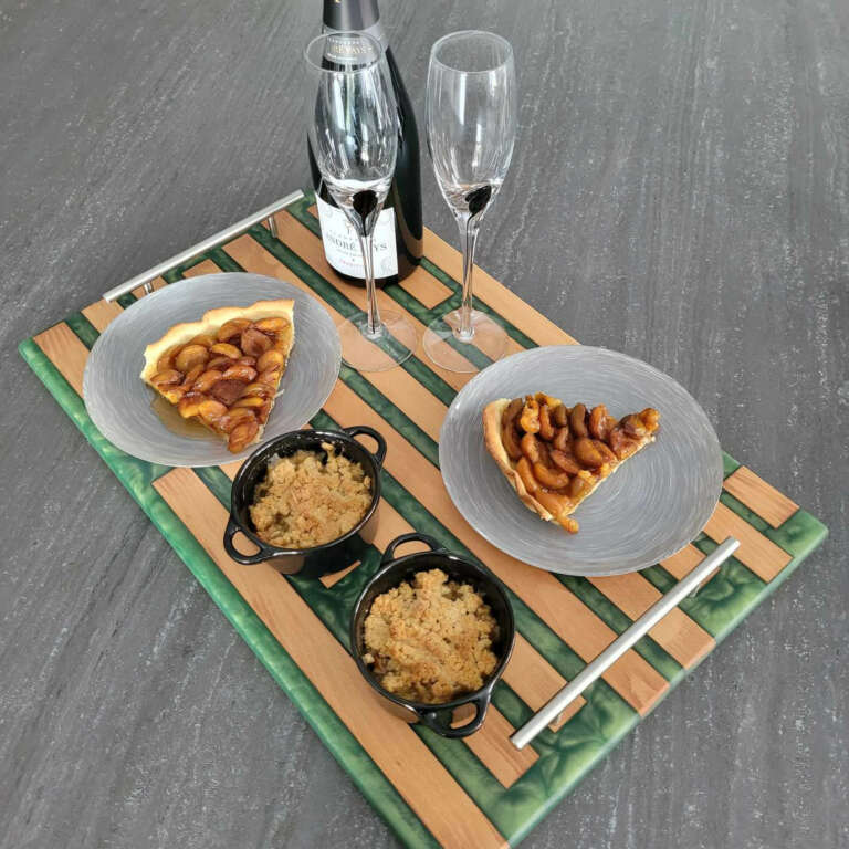 Plateau présentation vert avec desserts, flûtes et champagne