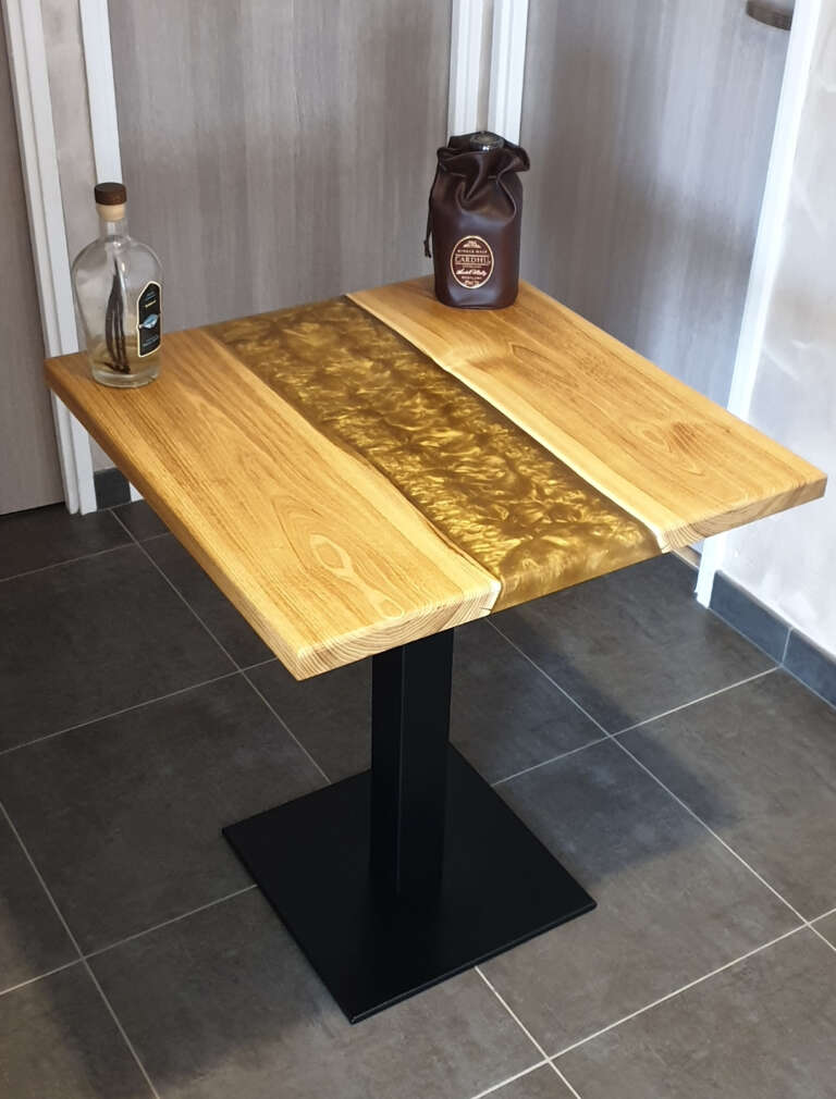 Petite table sur mesure carré avec une bouteille de rhum