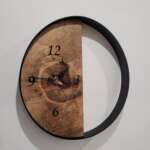 Horloge petit format avec moitié de gauche en bois