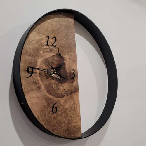 Horloge petit format avec moitié de gauche en bois